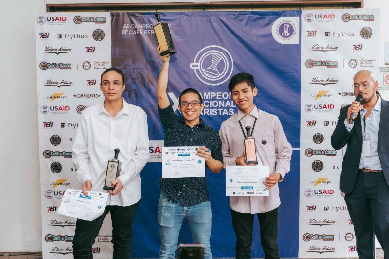 Antonio Venturo es el campeón nacional de barismo y Rebeca Mujica gana el primer campeonato nacional de filtrados de café