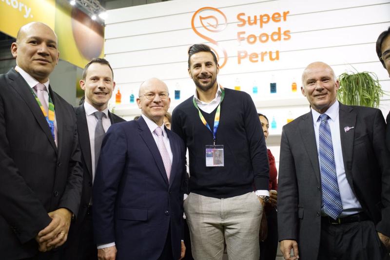 Claudio Pizarro promueve los superalimentos peruanos en Berlín