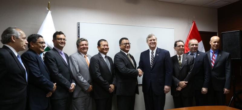 HIGOS Y GRANADAS PERUANOS UN PASO MÁS CERCA DE ENTRAR EN LOS ESTADOS UNIDOS