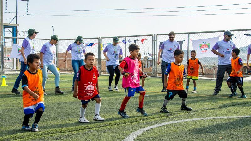 Hortifrut Perú resalta el éxito y expansión regional del programa Fútbol Más que beneficia a niños y adolescentes