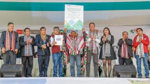 Midagri entrega 5 títulos de propiedad a comunidades campesinas de Cusco