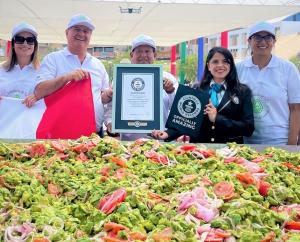 Moquegua elabora la ensalada de palta más grande del mundo