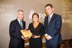 ROSARIO BAZÁN DE ARANGURÍ RECIBE PREMIO IPAE 2015