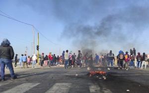 Trabajadores de empresas agroexportadoras bloquean la Panamericana Sur en rechazo a la obligatoriedad de la vacunación contra el Covid