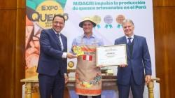 Productores de queso artesanal que ganaron medallas en ExpoQueijo 2025 fueron distinguidos por el Midagri 